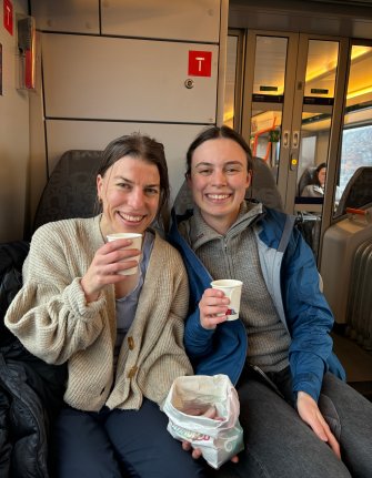 Margrete Rødland og kollega Mari Bogar Lien på toget mellom Oslo og Drammen.