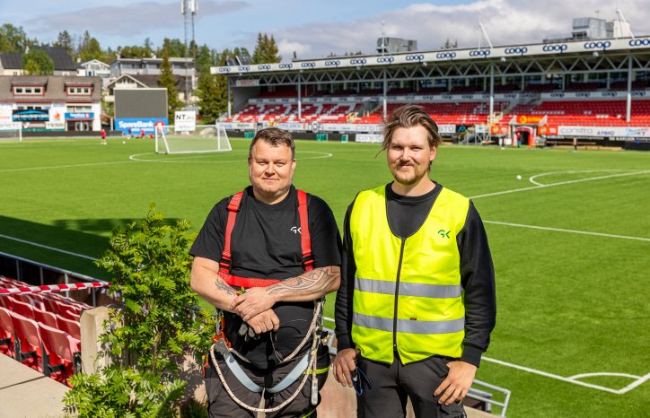 Vegard Pettersen og Rolf-Kristian Edøy på Romssa Arena. Foto: GK