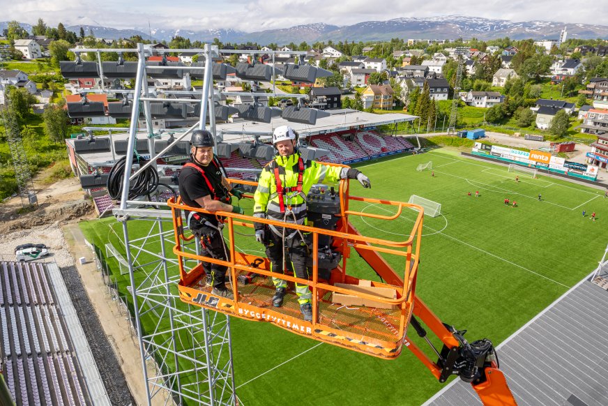 Nye flomlys på Romssa Arena ble montert fra lift, 30 meter over bakken Foto: GK.