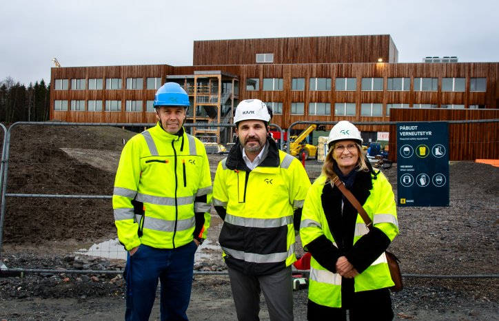 Prosjektsjef i GK, Henning Moen Johansen sammen med prosjektdirektør Robert Andre Bjørnstad og leder for prosjektutvikling i Oslo, Birgith Stuan ved byggeplassen på Aursmoen. 