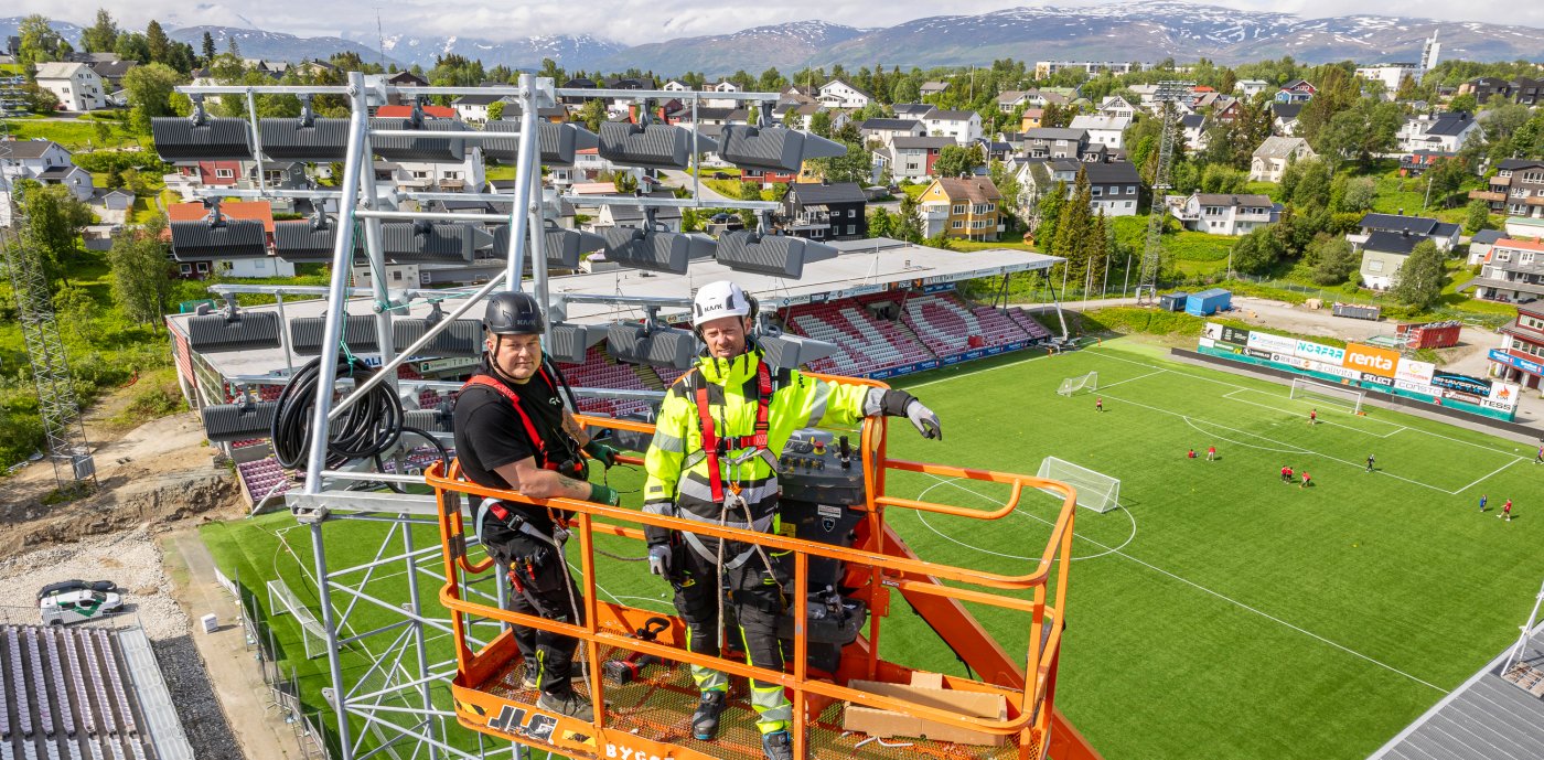 Nye flomlys på Romssa Arena ble montert fra lift, 30 meter over bakken Foto: GK.