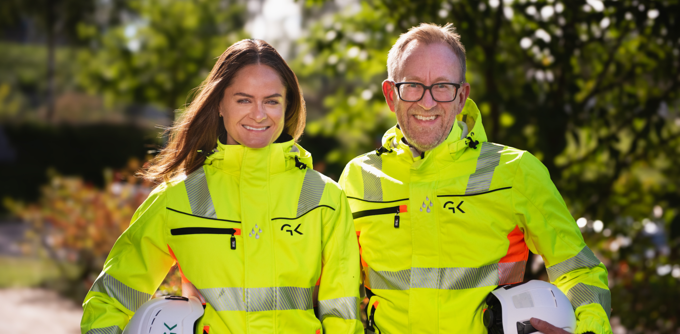 HMS-sjef Martine Drevvatne og Kim Robert Lisø, konsernsjef i arbeidstøy med arbeidshjelm i hånden.