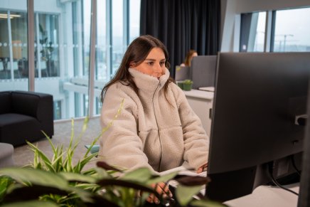 Kvinne som fryser på kontoret. Foto: GK Gruppen AS